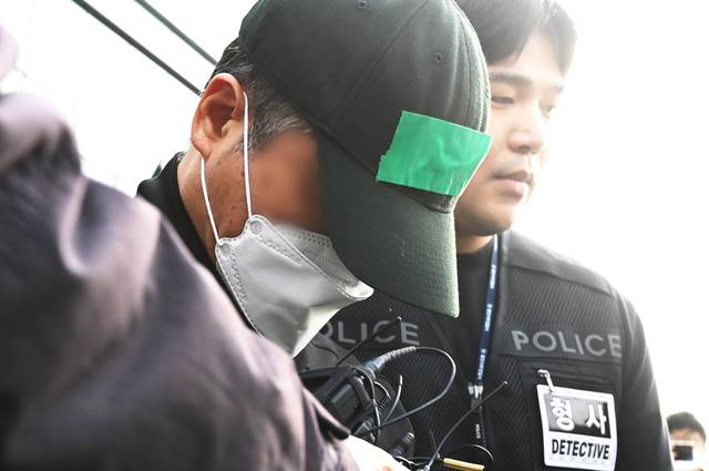 부모와 처자식 등 일가족 5명을 살해한 혐의로 구속된 가장 A씨가 지난달 24일 경기 용인동부경찰서 유치장을 나와 검찰로 송치되고 있다. 뉴시스