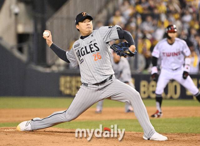 27일 오후 서울 잠실야구장에서 진행된 '2025 프로야구 KBO리그' LG 트윈스와 한화 이글스의 경기. 한화 한승혁이 역투하고 있다./마이데일리 오후 서울 잠실야구장에서 진행된 '2025 프로야구 KBO리그' LG 트윈스와 한화 이글스의 경기. 한화 한승혁이 역투하고 있다./마이데일리