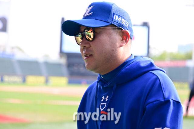 16일 서울 잠실야구장에서 열린 '2025 신한 SOL BANK KBO리그' 삼성 라이온즈와 LG 트윈스 경기. 삼성 박진만 감독이 훈련을 지켜보다 취재진과 인터뷰를 위해 이동하고 있다./마이데일리