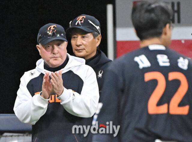 9일 오후 서울 고척동 고척스카이돔에서 진행된 '2025 프로야구 KBO리그' 키움히어로즈와 한화 이글스의 경기. 한화 김경문 감독이 7-5로 승리한 뒤 박수를 치고 있다./마이데일리
