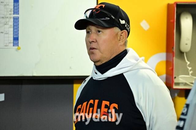 17일 인천 SSG랜더스필드에서 열린 '2025 신한 SOL BANK KBO리그' 한화 이글스와 SSG랜더스 경기. 한화 김경문 감독이 선수 플레이에 바라보고 있다./마이데일리