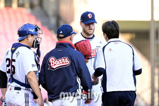 30일 오후 서울 잠실구장에 진행된 '2025 신한 SOL뱅크 KBO 리그' KT-두산의 경기. 두산 선발 콜어빈이 1회초 연속 안타를 허용한 뒤 투수코치와 마운드에서 이야기를 나누고 있다./마이데일리