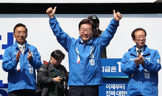 제21대 대통령선거 공식 선거운동 첫날인 12일 더불어민주당 이재명 후보가 서울 종로구 청계광장에서 열린 출정식 및 첫 유세에서 지지자들을 향해 인사 하고 있다.  이상섭 기자