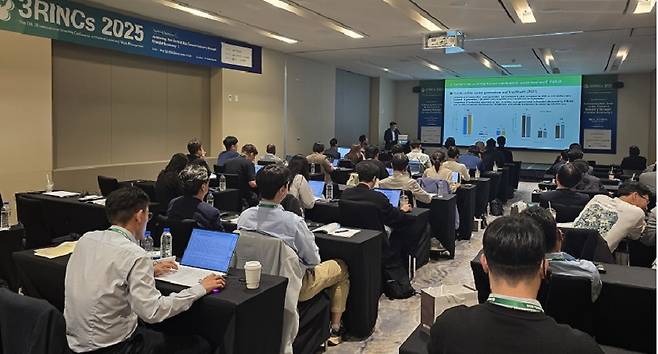 제주 신화월드에서 자원순화, 폐기물 재활용 관련 국제학회 ‘3RINCs 2025’가 지난 11일 개막돼  오는 13일까지 열린다. 시멘트산업의 자원순환 관련 주제가 발표되고 있다. [시멘트협회 제공]