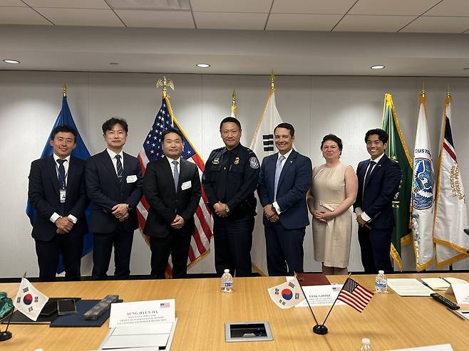 박헌 관세청 국제관세협력국장(왼쪽 세번째)이 9일(현지시각) 미국 워싱턴 D.C.에서 CBP 하성현 국제협력국장(가운데)과 협력회의를 개최한 뒤 기념 촬영하고 있다