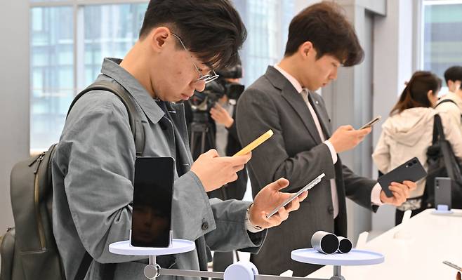 13일 서울 서초구 소재 ‘삼성 강남’에서 열린 미디어 브리핑에서 모델들이 갤럭시 S25 엣지를 선보이고 있다. 임세준 기자