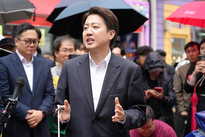 이준석 개혁신당 대선후보가 지난 10일 대구 동성로에서 열린 ‘거리 버스킹’ 현장을 찾아 지지자와 시민들을 향해 발언하고 있다. [개혁신당 선대본 제공]