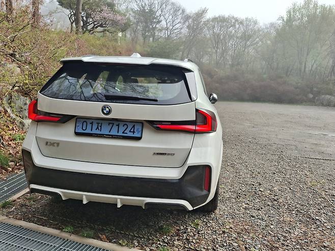 BMW iX1 xDrive30 M 스포츠 후면부 [김성우 기자]