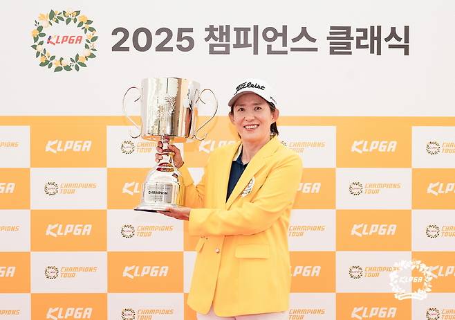 우승 트로피를 들고 포즈를 취한 우선화. [사진=KLPGA]