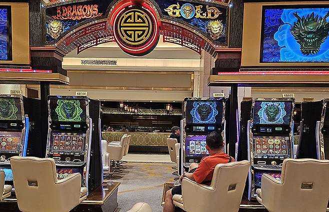 24시간 영업하는 필리핀 등 해외 카지노는 고객이 원하는 시간에 원하는 게임 좌석에 앉아 편하게 게임을 즐길 수 있어 강원랜드와 극명하게 대조되고 있다.(사진=뉴시스) *재판매 및 DB 금지