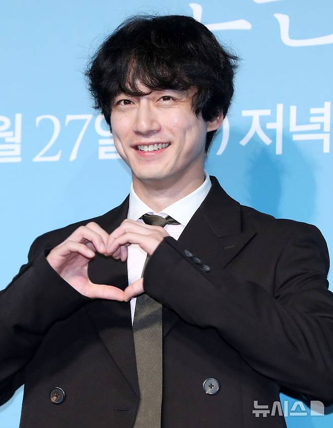 [서울=뉴시스] 김혜진 기자 = 배우 사카구치 켄타로가 12일 오전 서울 중구 웨스틴조선에서 열린 쿠팡플레이 시리즈 '사랑 후에 오는 것들'(감독 문현성) 제작발표회에서 포즈를 취하고 있다.'사랑 후에 오는 것들'은 운명 같던 사랑이 끝나고, 모든 것을 잊은 여자 홍(이세영)과 후회로 가득한 남자 준고(사타구치 켄타로)의 사랑 후 이야기를 그린 감성 멜로드라마다. 오는 27일 공개. 2024.09.12. jini@newsis.com