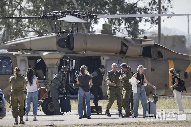 [레임=AP/뉴시스] 12일(현지 시간) 팔레스타인 무장 정파 하마스로부터 석방될 예정인 미국·이스라엘 이중국적 병사 에단 알렉산더를 맞이하기 위해 그의 가족이 이스라엘 남부 레임의 군 기지에 도착하고 있다. 알렉산더는 뉴저지 출신으로, 가자지구에 억류돼 있던 마지막 미국인 생존자로 알려졌다. 2025.05.13.