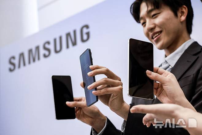 [서울=뉴시스] 정병혁 기자 = 13일 서울 서초구 삼성 강남에서 열린 삼성 갤럭시 S25 엣지 미디어 브리핑에서 모델들이 삼성 갤럭시 S25 엣지를 선보이고 있다. 2025.05.13. jhope@newsis.com