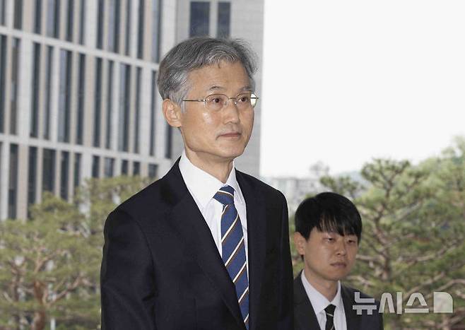 [서울=뉴시스] 김근수 기자 = 조희대 대법원장이 13일 서울 서초구 대법원으로 출근하고 있다. 대법원은 오는 14일 이재명 더불어민주당 대통령 후보 판결 관련 국회 청문회에 조희대 대법원장과 대법관들이 출석하지 않겠다는 입장을 밝히며, 재판 관련 청문회 참석은 부적절하다고 전했다. 2025.05.13. ks@newsis.com