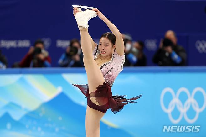 [베이징(중국)=뉴시스] 김병문 기자 = 17일 오후 중국 베이징 캐피털 실내경기장에서 열린 2022 베이징동계올림픽 피겨 스케이팅 여자 싱글 프리스케이팅에서 한국 유영이 연기하고 있다. 2022.02.17. dadazon@newsis.com