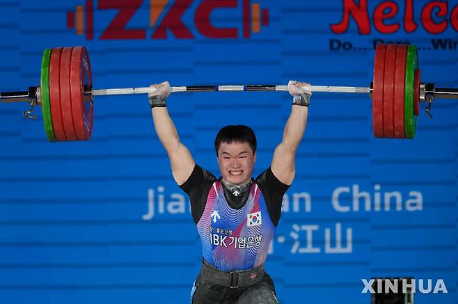 [장산=신화/뉴시스] 손현호가 12일(현지 시간) 중국 저장성 장산에서 열린 2025 아시아역도선수권대회 남자 81㎏급 경기를 펼치고 있다. 손현호는 인상 157㎏, 용상 200㎏, 합계 357㎏을 들어 올려 합계 3위(인상 3위, 용상 1위)로 동메달을 목에 걸었다. 아시아역도선수권대회는 인상, 용상, 합계 세 부문에서 각각 메달이 수여돼 손현호는 금메달과 동메달 2개를 따냈다.  2025.05.13.