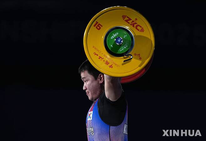 [장산=신화/뉴시스] 손현호가 12일(현지 시간) 중국 저장성 장산에서 열린 2025 아시아역도선수권대회 남자 81㎏급 경기를 펼치고 있다. 손현호는 인상 157㎏, 용상 200㎏, 합계 357㎏을 들어 올려 합계 3위(인상 3위, 용상 1위)로 동메달을 목에 걸었다. 아시아역도선수권대회는 인상, 용상, 합계 세 부문에서 각각 메달이 수여돼 손현호는 금메달과 동메달 2개를 따냈다.  2025.05.13.