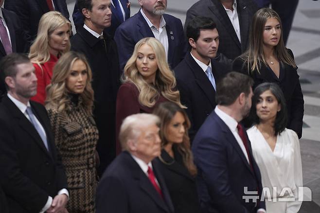 [워싱턴=AP/뉴시스]지난 1월21일(현지시각) 워싱턴의 내셔널 성당에서 열린 기도회에 참석한 트럼프 일가. 어깨를 넘는 긴 머리 등 여성들의 스타일이 특징적이다. 2025.5.13.