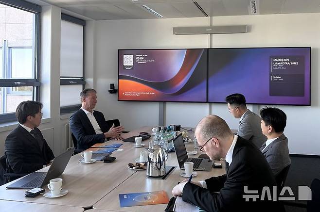 [창원=뉴시스]부산진해경제자유구역청 임광민(오른쪽 맨 뒤) 투자유치1과장이 13일 독일 프랑크푸르트 소재 한 기업체를 방문해 투자유치 상담을 하고 있다.(사진=부산진해경제자유구역청 제공) 2025.05.13. photo@newsis.com