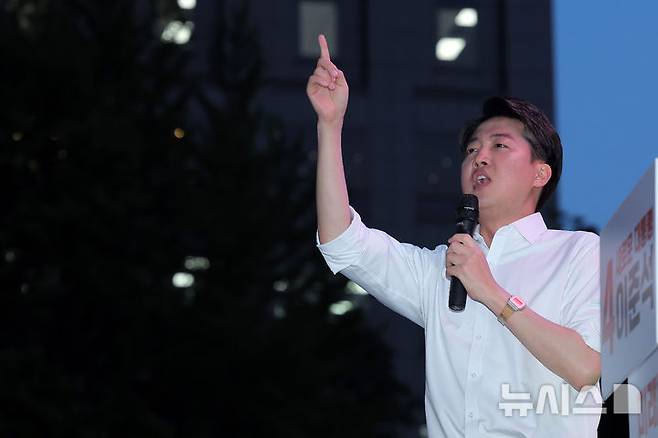 [서울=뉴시스] 조성봉 기자 = 이준석 개혁신당 대선후보가 12일 서울 중구 청계광장에서 열린 집중유세에서 지지를 호소하고 있다. (공동취재) 2025.05.12. photo@newsis.com