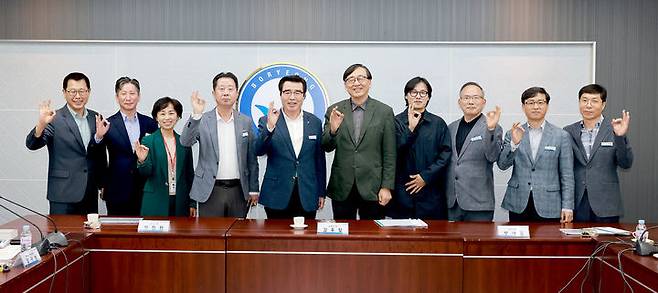 [보령=뉴시스] 보령시 충남도 총괄건축가 김광현 서울대 명예교수 간담회 참석자들 기념촬영. (사진=충남대 제공) *재판매 및 DB 금지