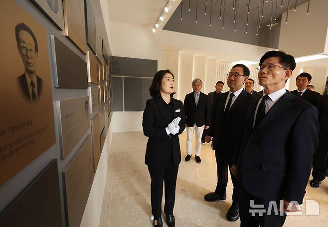 [대구=뉴시스] 고승민 기자 = 김문수 국민의힘 대선 후보가 13일 대구 국립신암선열공원을 찾아 항일애국지사의 위패가 있는 단충사에서 참배를 마친 뒤 위패를 살피고 있다. 2025.05.13. kkssmm99@newsis.com