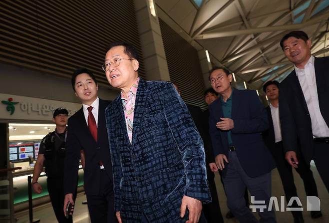 [인천공항=뉴시스] 이영환 기자 = 홍준표 전 대구시장이 지난 10일 오후 인천국제공항 제1여객터미널을 통해 미국으로 출국하고 있다. 2025.05.10. 20hwan@newsis.com