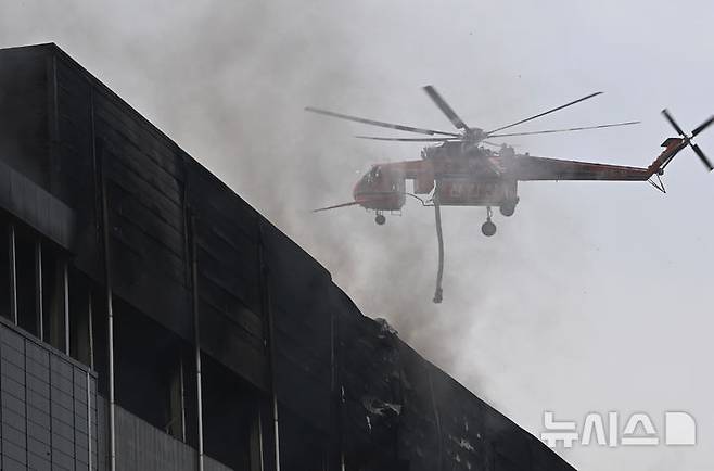 [이천=뉴시스] 김종택 기자 = 13일 경기 이천시 부발읍의 한 물류창고에서 불이 나 소방당국이 대응 2단계를 발령하고 화재진압을 하고 있다. 2025.05.13. jtk@newsis.com