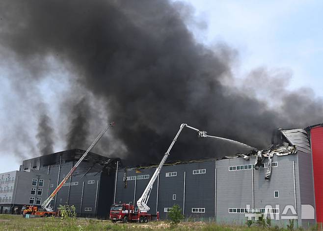 [이천=뉴시스] 김종택 기자 = 13일 경기 이천시 부발읍의 한 물류창고에서 불이 나 소방당국이 대응 2단계를 발령하고 화재진압을 하고 있다. 2025.05.13. jtk@newsis.com