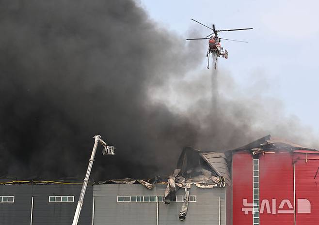 [이천=뉴시스] 김종택 기자 = 13일 경기 이천시 부발읍의 한 물류창고에서 불이 나 소방당국이 대응 2단계를 발령하고 화재진압을 하고 있다. 2025.05.13. jtk@newsis.com