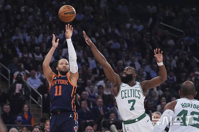 [뉴욕=AP/뉴시스] 미국프로농구(NBA) 뉴욕 닉스의 제일런 브런슨, 보스턴 셀틱스의 제일런 브라운. 2025. 5. 12.