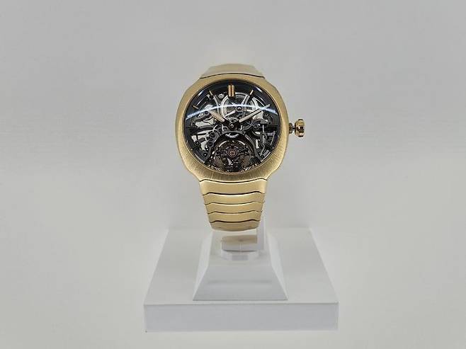 [서울=뉴시스] 이현주 기자=모저앤씨의 '스트림라이너 투르비용 스켈레톤 부티크 에디션(Streamliner Tourbillon Skeleton Boutique Edition)'. 국내에 단 한점이며 가격은 2억원 상당이다. 2025.05.13. juicy@newsis.com *재판매 및 DB 금지