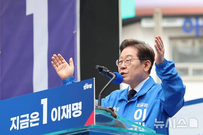 [대구=뉴시스] 권창회 기자 = 이재명 더불어민주당 대선 후보가 13일 대구 중구 동성로 광장에서 열린 집중유세에서 지지호소를 하고 있다. 2025.05.13. kch0523@newsis.com