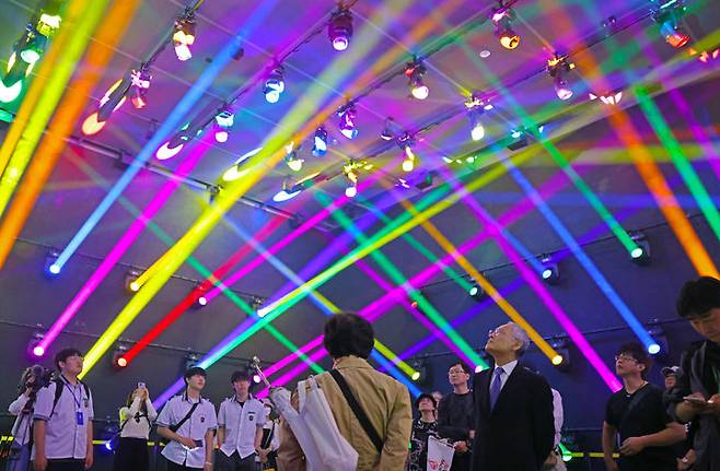 유인촌 문화체육관광부 장관이 13일 2025 오사카·간사이 세계 박람회 한국의 날‘을 맞아 일본 오사카 유메시마 엑스포장 한국관을 찾아 전시를 살펴보고 있다. (사진=문화체육관광부 제공) *재판매 및 DB 금지