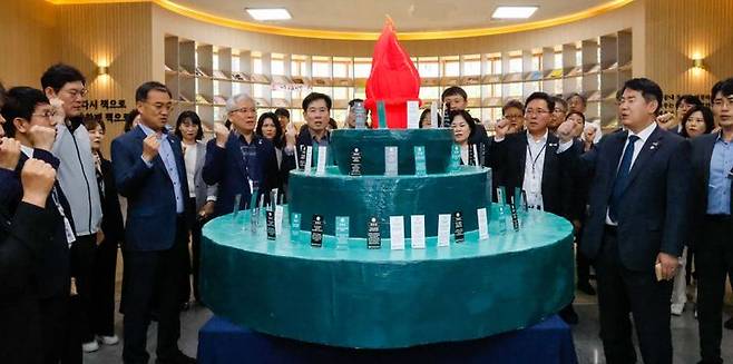 [광주=뉴시스] 13일 광주교육청 본관 현관에서 열린 5·18 학생 희생자 추모행사 중 이정선 교육감(사진 오른쪽)을 비롯한 시교육청 공무원들이 임을 위한 행진곡을 제창하고 있다. (사진 제공 = 광주교육청). 2025.05.13. photo@newsis.com *재판매 및 DB 금지