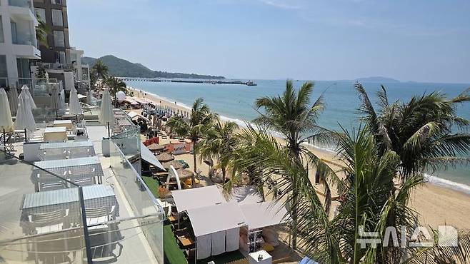 [울산=뉴시스] 박수지 기자 = 중국 하이난 싼야 톈야구 '마링지구'에 오션뷰의 감성 카페와 숙박시설이 즐비해 있다. 2025.05.13. parksj@newsis.com