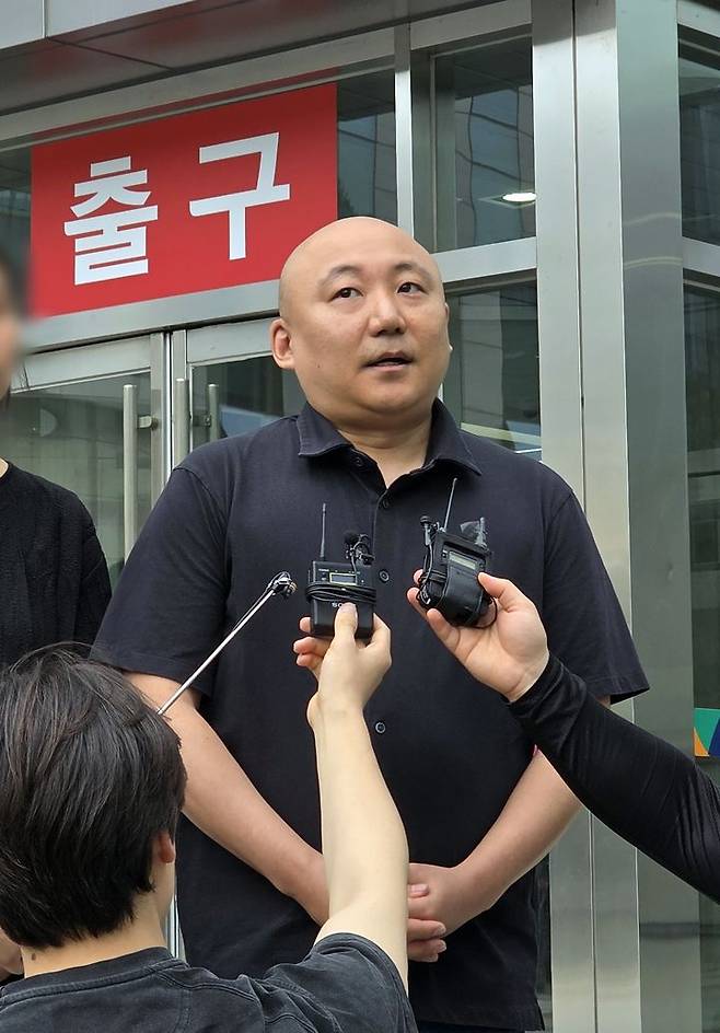 [수원=뉴시스] 변근아 기자= 13일 수원지법 청사 앞에서 주호민씨가 취재진들에게 특수교사 A씨의 항소심 무죄 선고 결과에 대한 입장을 밝혔다. 2025.05.13. photo@newsis.com *재판매 및 DB 금지