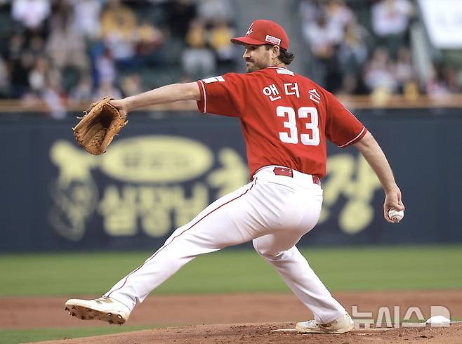 [서울=뉴시스] 정병혁 기자 = 2일 서울 송파구 잠실야구장에서 열린 2025 KBO리그 SSG 랜더스와 LG 트윈스의 경기, SSG 선발 앤더슨이 역투하고 있다. 2025.05.02. jhope@newsis.com