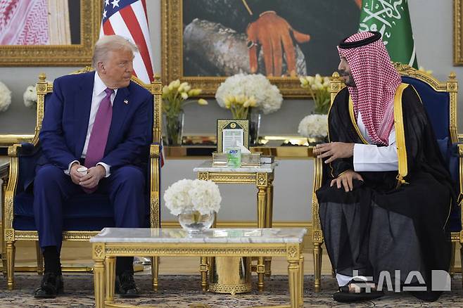 [리야드=AP/뉴시스] 도널드 트럼프 미국 대통령이 13일(현지 시간) 사우디아라비아 리야드 킹 칼리드 국제공항에서 무함마드 빈 살만 왕세자와 대화하고 있다. 2025.05.13.
