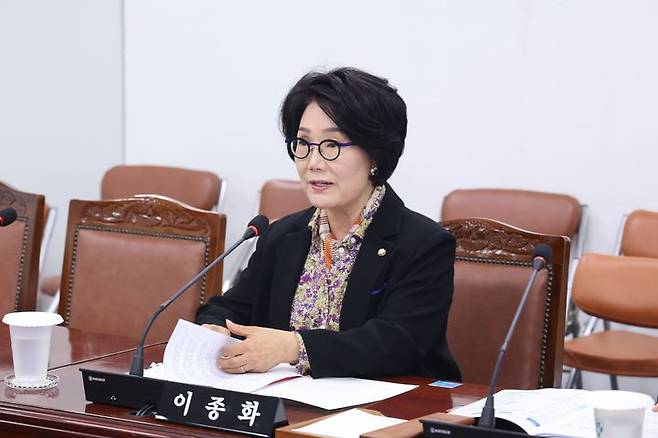 [창원=뉴시스] 강경국 기자 = 경남 창원시의회 경제복지여성위원회 소속 이종화 의원이 13일 창원시 중증장애인 생산품 우선구매 촉진 등을 위한 조례 일부 개정 조례안을 발의하고 있다. (사진=창원시의회 제공). 2025.05.13. photo@newsis.com *재판매 및 DB 금지