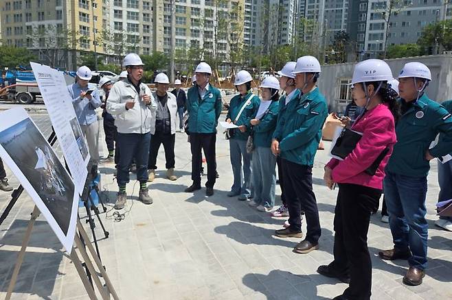 [창원=뉴시스] 강경국 기자 = 경남 창원시의회 문화환경도시위원회가 13일 복합문화공간으로 추진 중인 진해문화센터 및 도서관 건립 현장을 둘러보고 있다. (사진=창원시의회 제공). 2025.05.13. photo@newsis.com *재판매 및 DB 금지