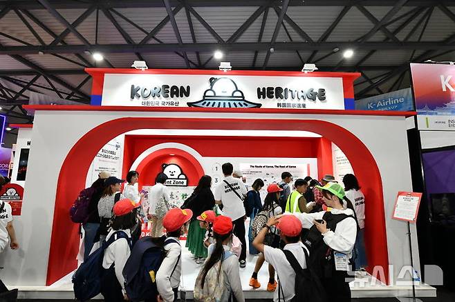 [오사카=뉴시스] 13일 2025 오사카·간사이 엑스포에서  메쎄 전시장 ‘WASSE’ 홀에 마련된 '한국관광페스타 국가유산 체험부스' 현장 (사진=구가유산청 제공) 2025.05.13. photo@newsis.com