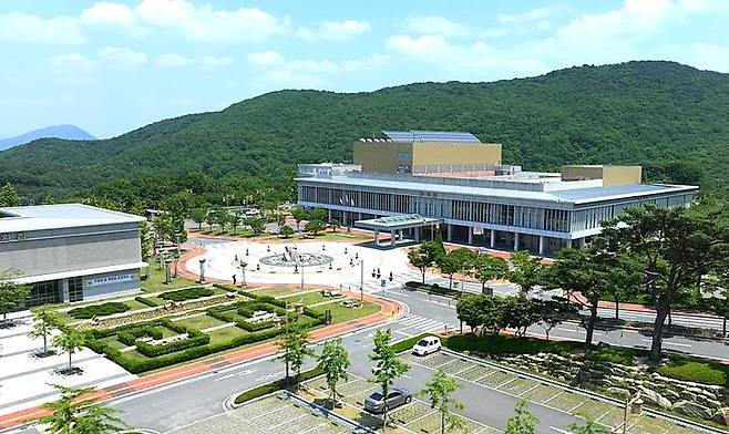 [울산=뉴시스] 울산하늘공원 전경. (사진=울산시설공단 제공) 2025.05.13. photo@newsis.com *재판매 및 DB 금지