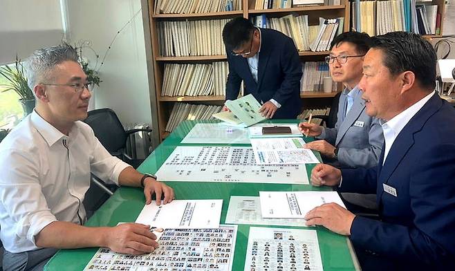 [순창=뉴시스] 지난 12일 정부세종청사 기획재정부를 방문한 최영일 순창군수(오른쪽)가 이재우 총사업비관리과장(왼쪽)을 만나 순창지역 도로개선사업의 정부예산을 요청하고 있다. *재판매 및 DB 금지