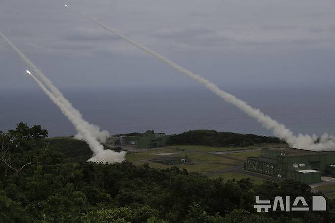 [핑퉁(대만)=AP/뉴시스]대만 남부 핑퉁현에서 12일 M142 고속기동성 포병로켓시스템(HIMARS)의 첫 실전 사격 훈련이 이뤄지고 있다. 2025.05.13.