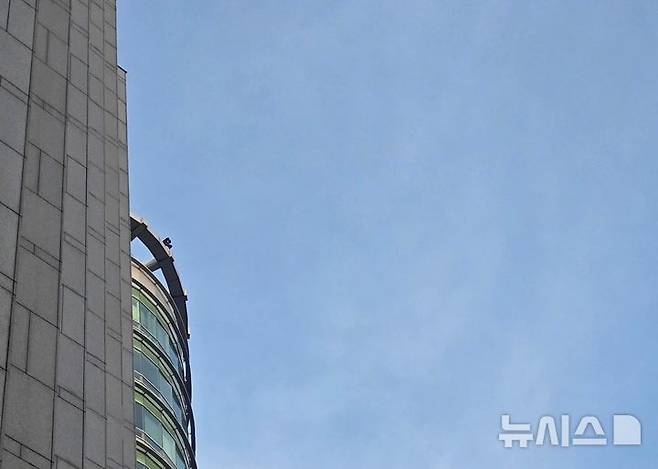 [서울=뉴시스] 윤정민 기자=13일 오후 서울 강남구의 한 빌딩에서 투신을 시도하는 사람이 있다는 신고가 접수돼 소방당국에 구조에 나섰다. 2025.05.13. alpaca@newsis.com