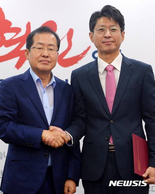 【서울=뉴시스】배훈식 기자 = 14일 오전 서울 여의도 자유한국당 당사에서 열린 혁신위원-특보단 임명장 수여식에 참석한 홍준표(왼쪽) 대표가 정장수 공보특별보좌관과 기념촬영을 하고 있다. 2017.08.14. dahora83@newsis.com