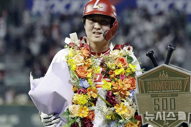 [인천=뉴시스] 최동준 기자 = 13일 인천SSG 랜더스필드에서 열린 2025 KBO리그 NC 다이노스와 SSG 랜더스의 경기, 6회말 2사 1루 상황 SSG 최정이 500호 홈런을 친 뒤 기념 트로피 앞에서 포즈를 취하고 있다. 2025.05.13. photocdj@newsis.com