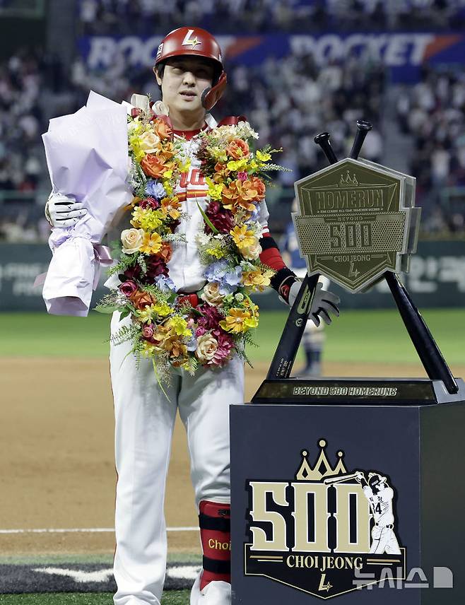 [인천=뉴시스] 최동준 기자 = 13일 인천SSG 랜더스필드에서 열린 2025 KBO리그 NC 다이노스와 SSG 랜더스의 경기, 6회말 2사 1루 상황 SSG 최정이 500호 홈런을 친 뒤 기념 트로피 앞에서 포즈를 취하고 있다. 2025.05.13. photocdj@newsis.com