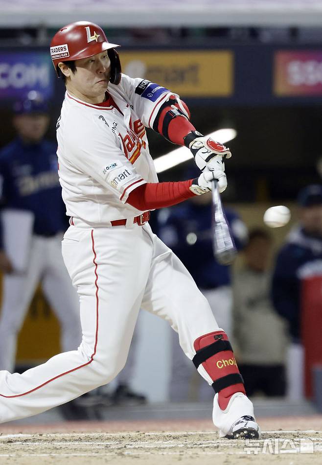 [인천=뉴시스] 최동준 기자 = 13일 인천SSG 랜더스필드에서 열린 2025 KBO리그 NC 다이노스와 SSG 랜더스의 경기, 6회말 2사 1루 상황 SSG 최정이 500호 홈런을 치고 있다. 2025.05.13. photocdj@newsis.com